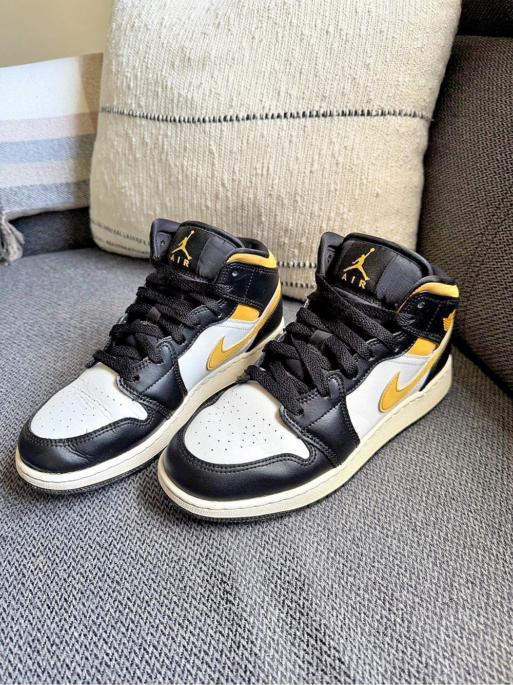 Jordan Air Jordan 1 Mid 'Black University Gold' Black & White Boys US 6 Youth